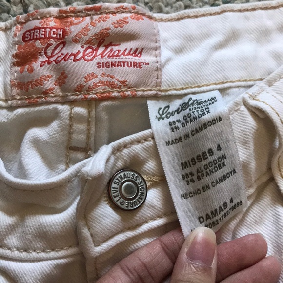 Stretch Levi Strauss Signature White Capris - Picture 3 of 6
